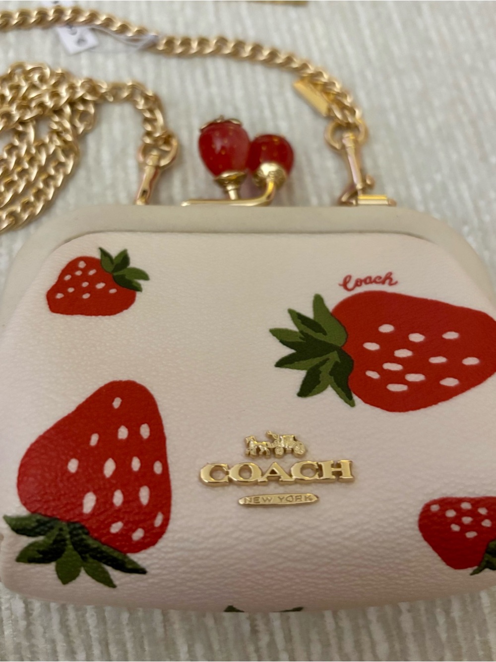 🍓 Coach Nora Kisslock Card Case Wild Strawberry Print Gold Chain Crossbody - Picture 2 of 11